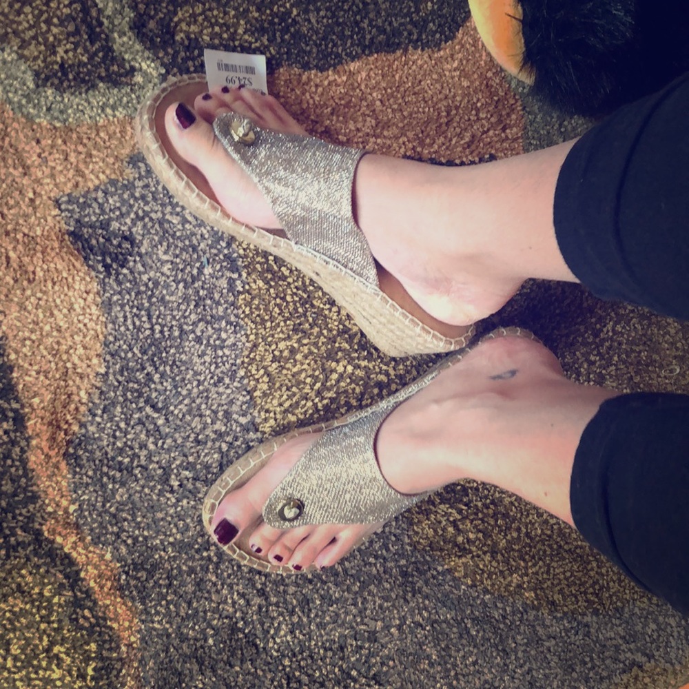 White Mountain thong sandals